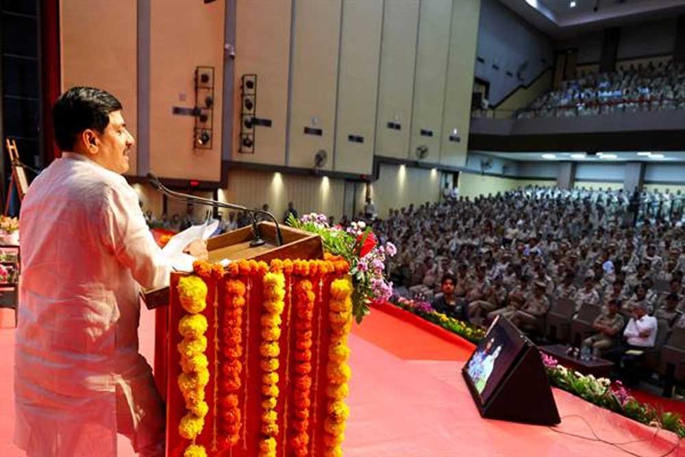 मुख्यमंत्री डॉ. यादव ने पुलिस विभाग के पदोन्नत अधिकारी और कर्मचारियों को बैज लगाए