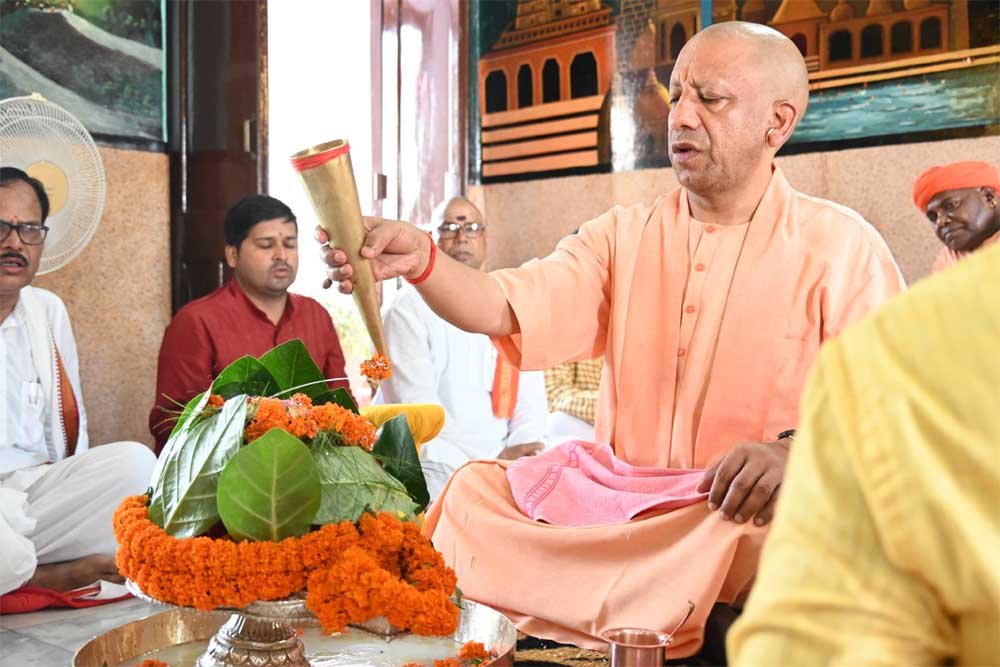-काशी में दिन भर गूंजा शिव का उद्घोष, अयोध्या भी शिवमय हुई