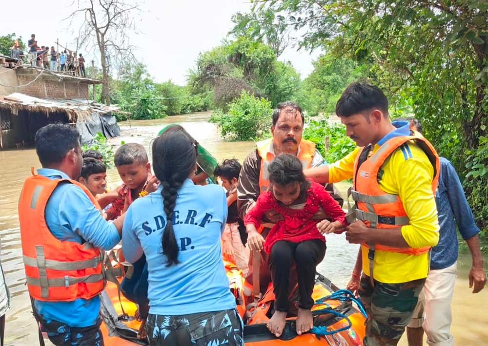 गर्भवती महिला, बच्चों, महिलाओं और श्रद्धालुओं सहित 98 नागरिकों का सुरक्षित रेस्क्यू; 7 गोवंश एव