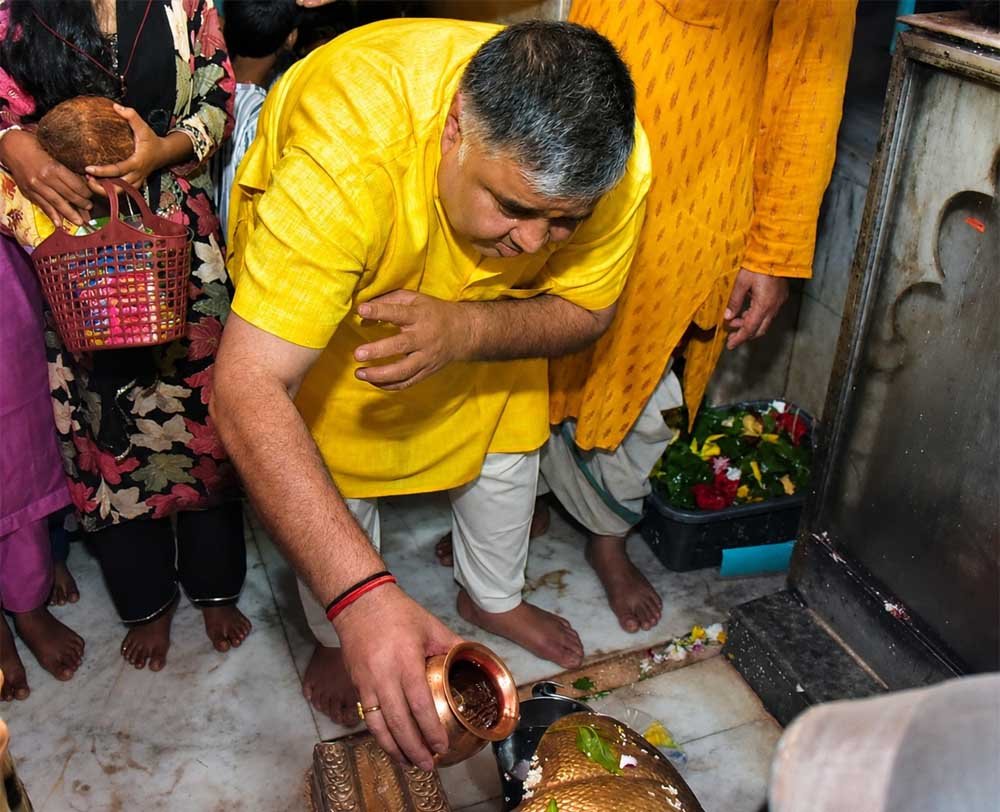श्रावण के प्रथम सोमवार पर कैबिनेट मंत्री राजेश अग्रवाल ने लखनपुर शिव मंदिर में विधि-विधान से कि