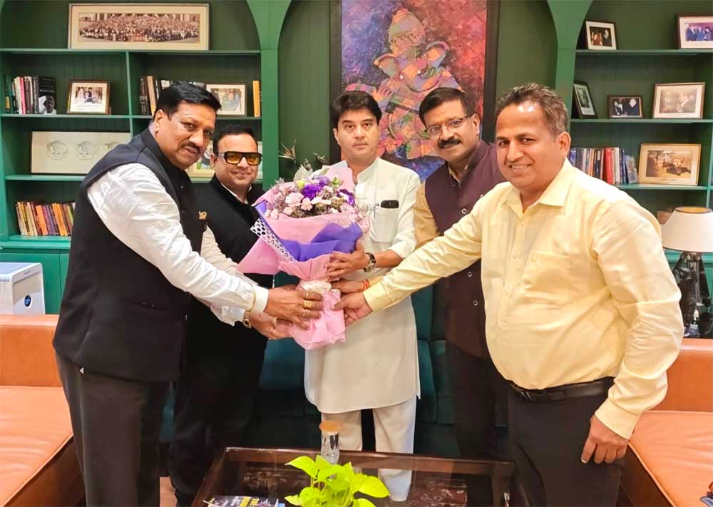 केंद्रीय संचार मंत्री ज्योतिरादित्य सिंधिया से चेम्बर पदाधिकारियों ने की सौजन्य भेंट, विभिन्न म