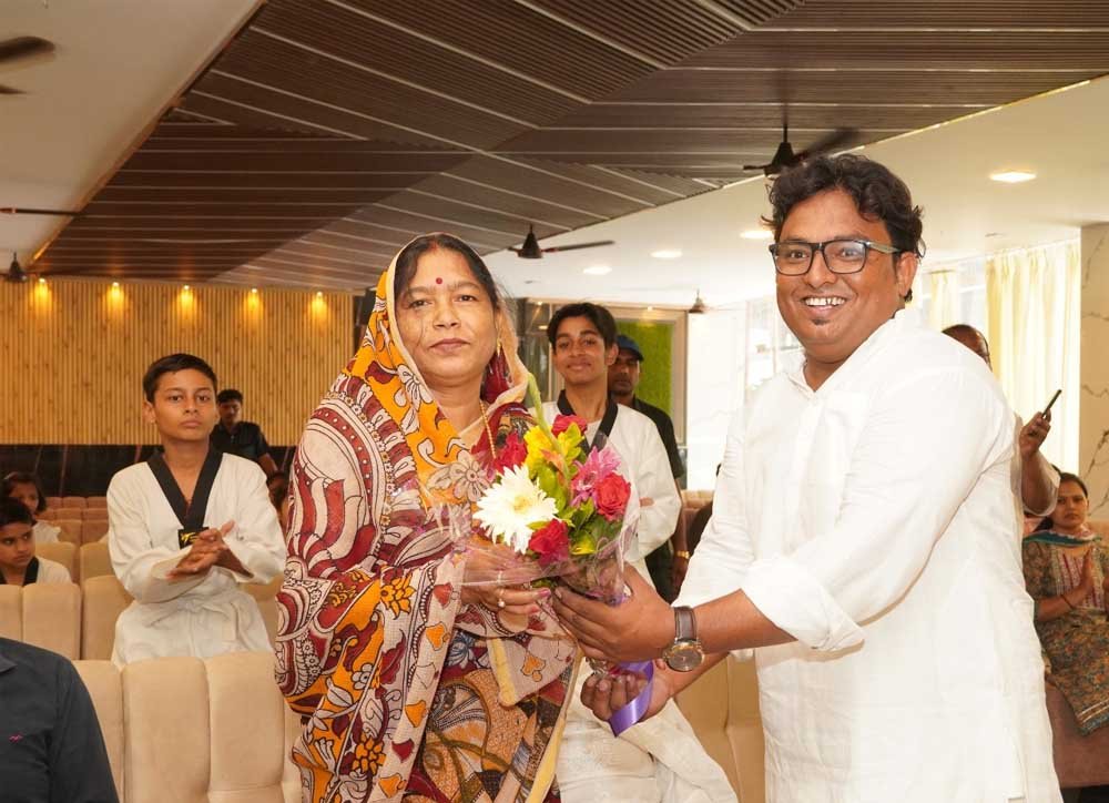 *वैढ़न में ताइक्वांडो छात्र एवं अंतरराष्ट्रीय मास्टर अनस खान किए गए सम्मानित बेटियों को आत्मरक्