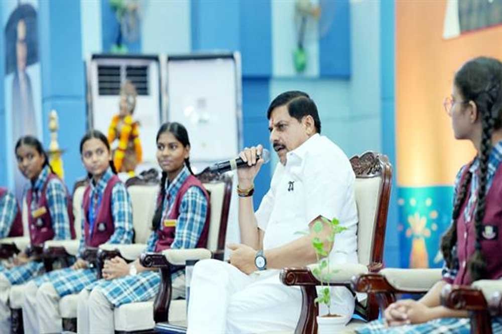 कमला नेहरू सांदीपनि विद्यालय में छात्राओं और शिक्षकों के साथ किया संवाद