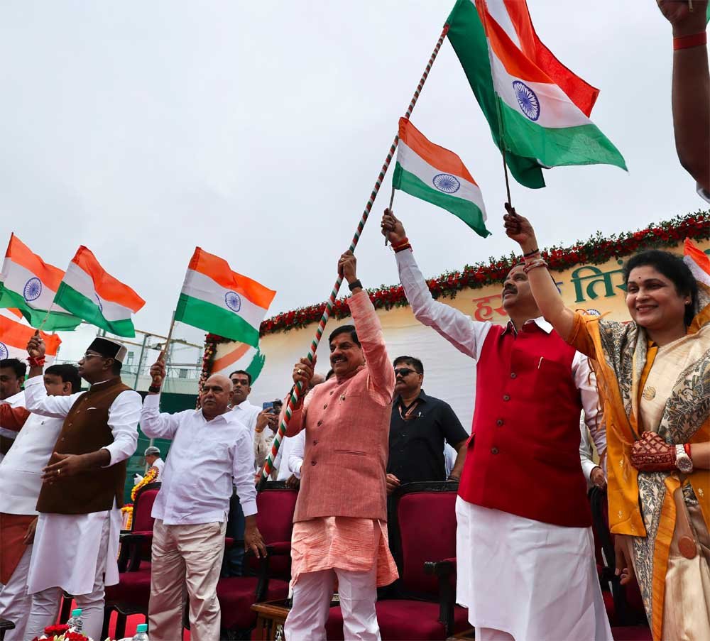 मुख्यमंत्री डॉ. यादव ने मुख्यमंत्री निवास पर लगाया तिरंगा