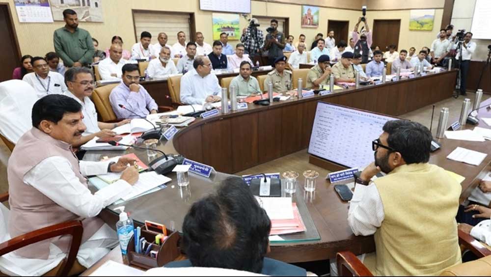 सीएमएचओ, तहसीलदार एवं पटवारी निलंबित, सीईओ जनपद और श्रम अधिकारी की एक-एक वेतनवृध्दि रोकने के आद