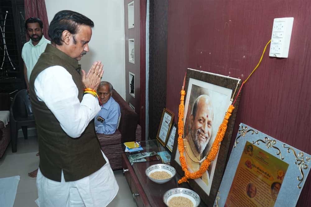 उपमुख्यमंत्री राजेंद्र शुक्ल ने स्व. पारस जैन के निवास पहुंचकर परिजनों से की भेंट, व्यक्त की शो