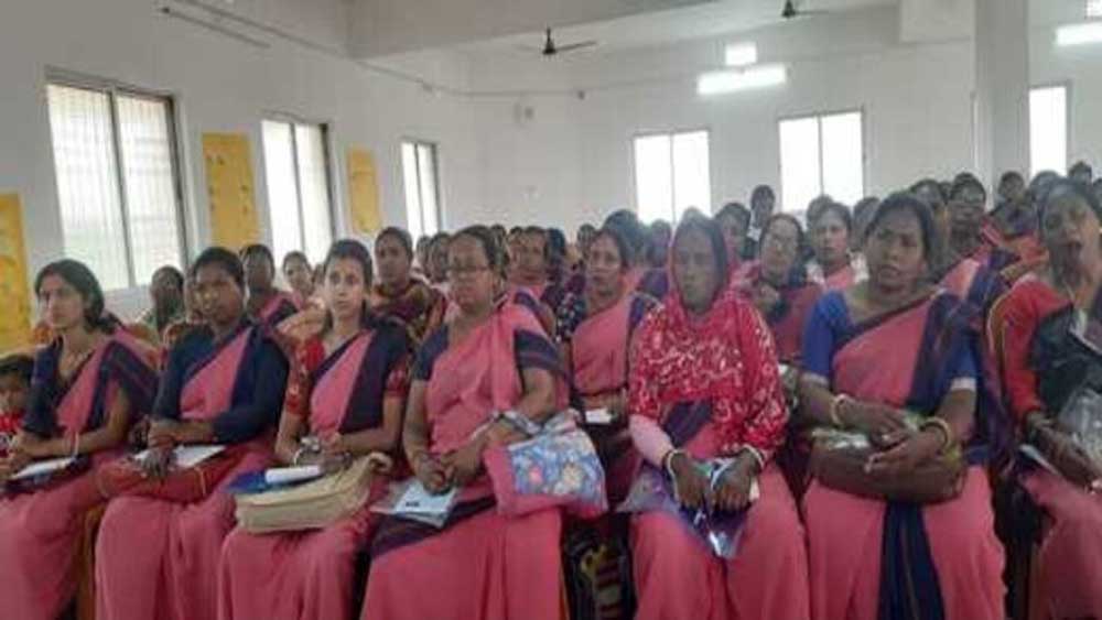सभी जिलों में को-लोकेटेड आंगनबाड़ी केंद्रों की कार्यकर्त्रियों और प्री-प्राइमरी नोडल शिक्षकों क