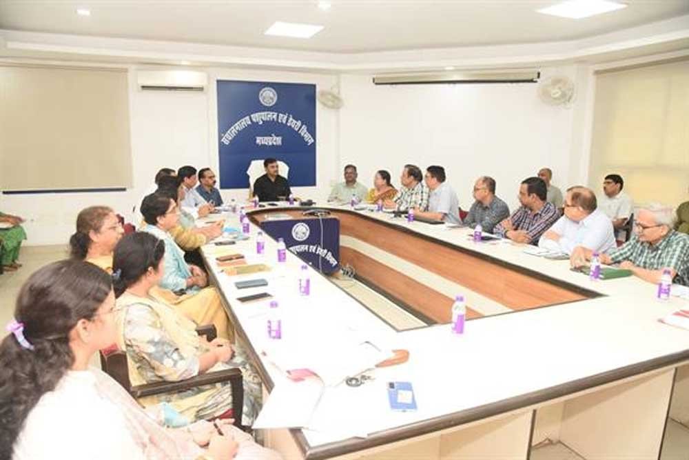 पशुपालन एवं डेयरी विभाग के नवागत सचिव ने संचालनालय का किया निरीक्षण, योजनाओं की समीक्षा कर दिए 