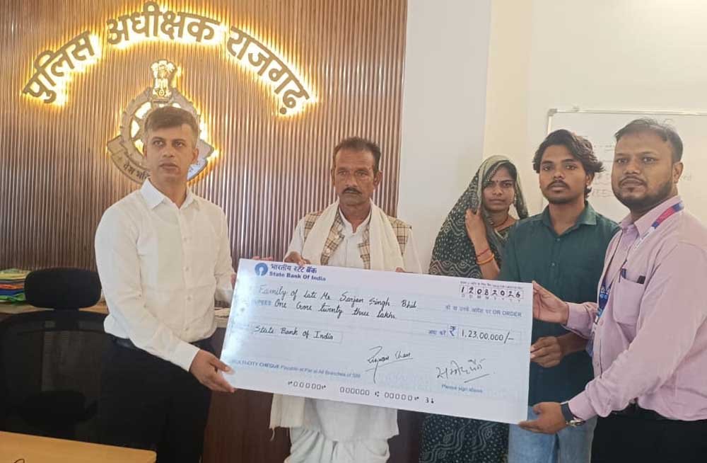 ड्यूटी के दौरान दिवंगत प्रधान आरक्षक के परिवार को पुलिस सैलरी पैकेज के तहत 1 करोड़ 23 लाख रुपए 
