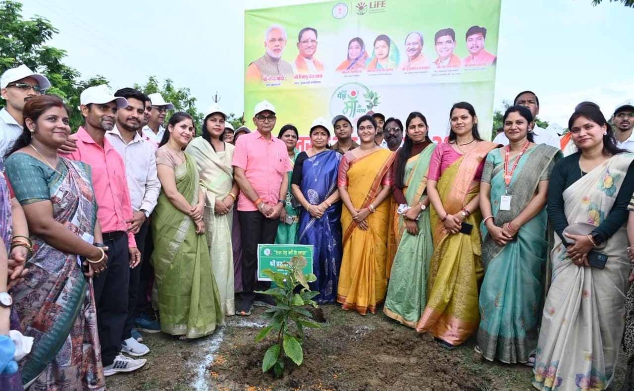 बलौदाबाजार के सकरी स्थित मुख्यमंत्री पब्लिक स्कूल में जिला स्तरीय वन महोत्सव 2026 का आयोजन