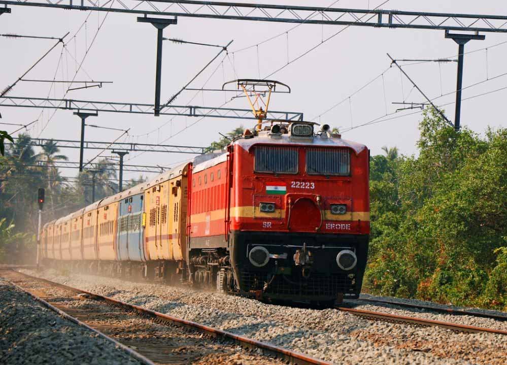 Train Delay Reasons: मौसम ही नहीं, इन बड़े कारणों से घंटों लेट हो जाती हैं ट्रेनें