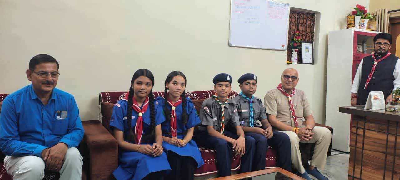 विश्व स्कार्फ दिवस पर सांसद, कलेक्टर सहित जनप्रतिनिधियों एवं अधिकारियों को पहनाया गया स्काउट स्
