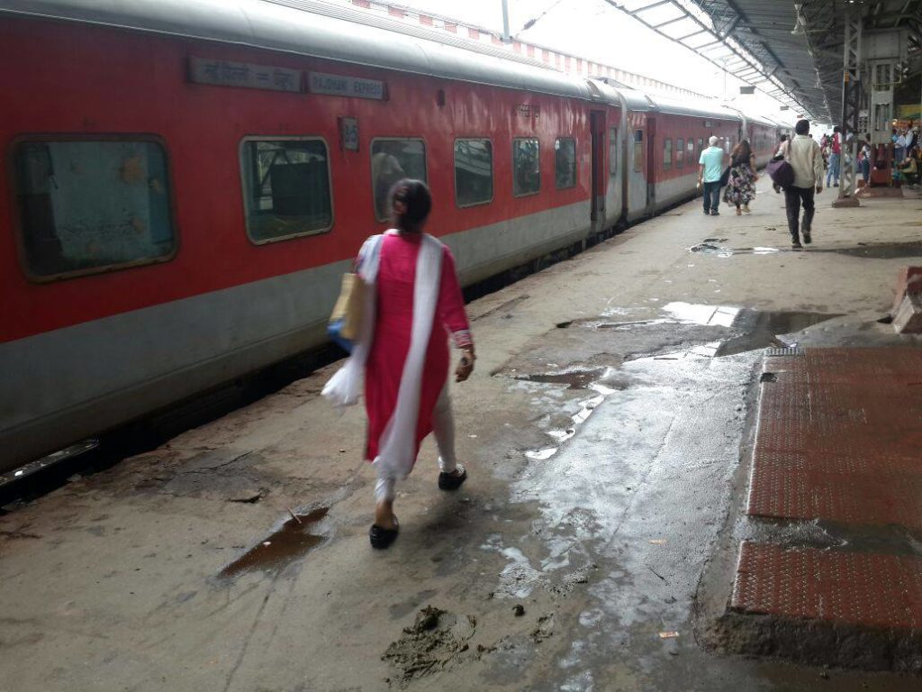 इंडियन रेलवे की व्यवस्थायें खस्ता हाल! क्या होगा मोदी के स्वछता अभियान का ?