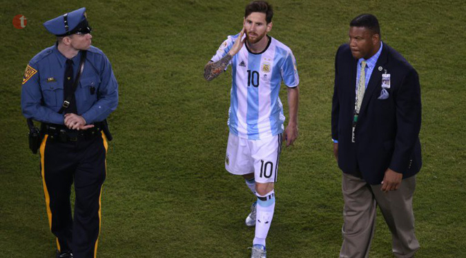 Maradona urges Messi to stay with Argentina