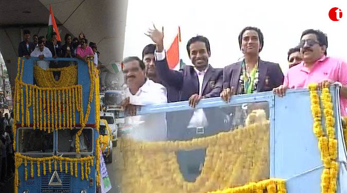 Sindhu arrives in Hyderabad to rousing reception