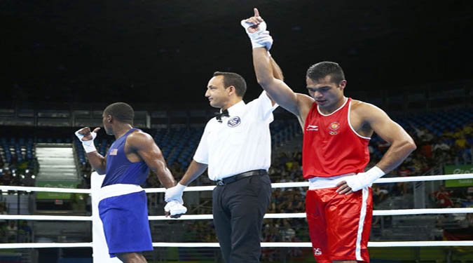 Boxer Vikas Krishan beats Conwall to advance to round of 16