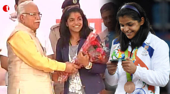 Bronze medallist Sakshi Malik returns home, receives grand welcome