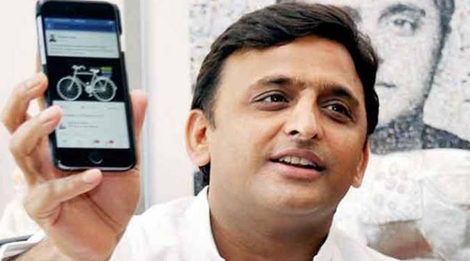 मुख्यमंत्री अखिलेश ने 'समाजवादी स्मार्टफोन योजना' शुरू करने की घोषणा की