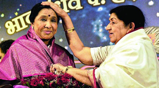Lata Mangeshkar gives blessings to sister Asha Bhosle on Birthday