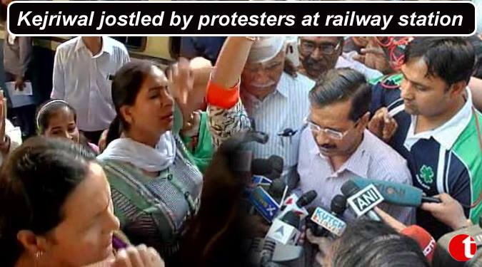 Protest against Kejriwal at Delhi & Chandigarh Railway Station