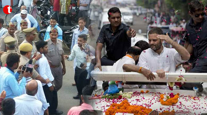 यूपी के सीतापुर में रोड शो कर रहे राहुल गाँधी पर फेंका गया जूता, आरोपी हिरासत में