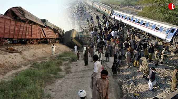 6 killed, 150 injured in train collision in Pakistan