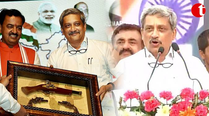 Parrikar being honoured for Successfully leading the Army