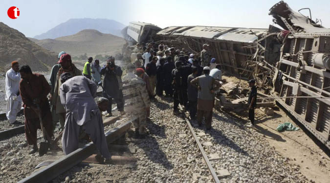 Bombs hit passenger train in Pakistan, 6 killed