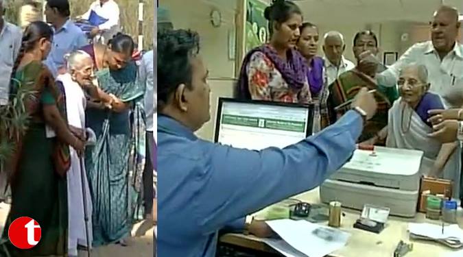 प्रधानमंत्री नरेंद्र मोदी की 97 वर्षीय मां हीराबा पुराने नोट बदलने पहुंचीं बैंक