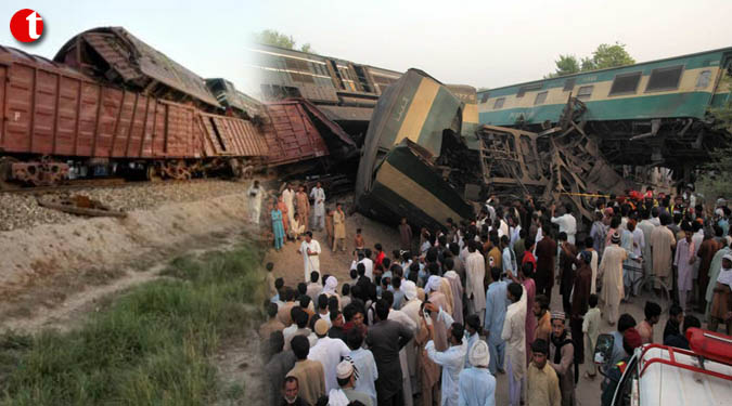 Pakistan train collision kills at least 16