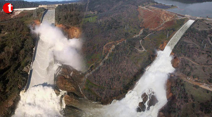 Mass evacuation as rains strain tallest US dam