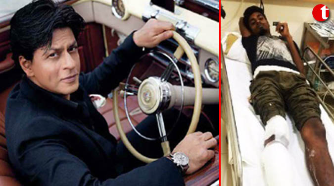 SRK's car runs over a photographer's foot