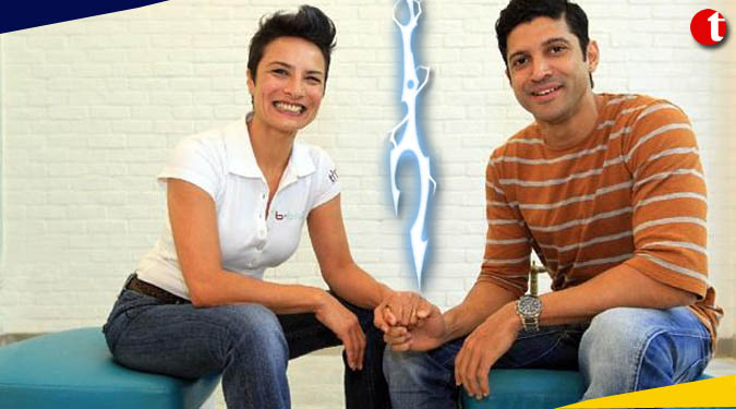 Farhan Akhtar, Adhuna divorced