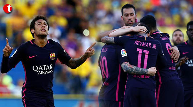 Neymar hat-trick keeps Spanish title race alive up to last week of season