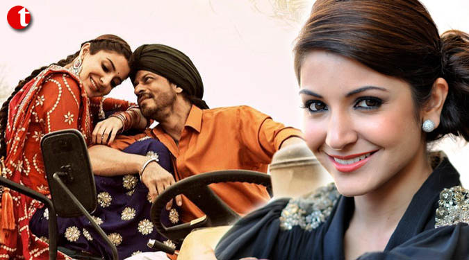 Shah Rukh even can romance a microphone, says Anushka