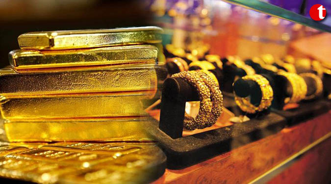 Gold futures fall marginally on weak global cues