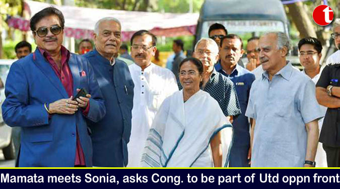Mamata meets Sonia, asks Cong. to be part of united opposition front