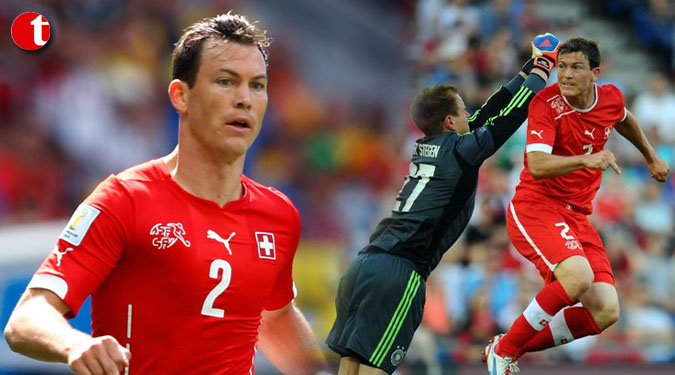 Swiss right-back Lichtsteiner signs for Arsenal
