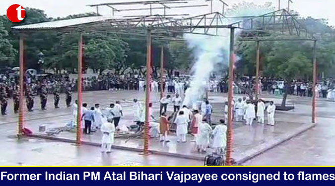 Former Indian PM Atal Bihari Vajpayee consigned to flames