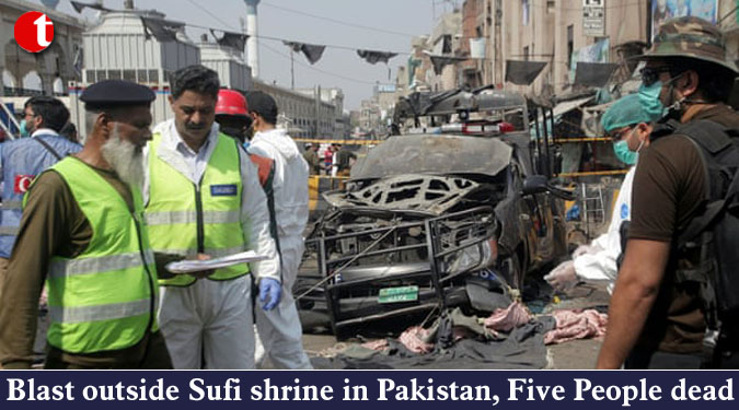Blast outside Sufi shrine in Pakistan, Five People dead