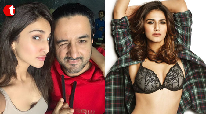 Vaani Kapoor wishes ''War'' director on his birthday