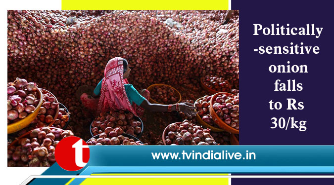 Politically-sensitive onion falls to Rs 30/kg