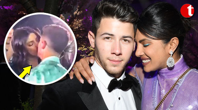 Priyanka Chopra, Nick Jonas'' concert kiss goes viral