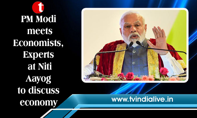 PM Modi meets Economists, Experts at Niti Aayog to discuss economy