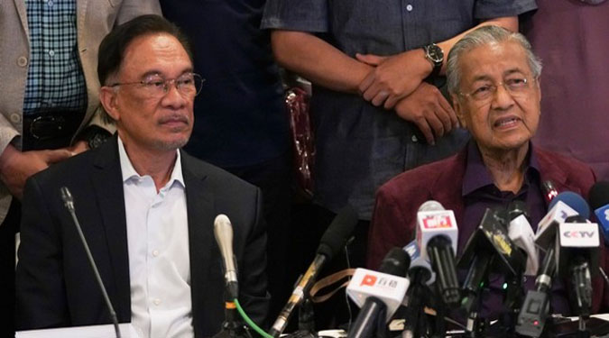 मलेशियाई प्रधानमंत्री महातिर मोहम्मद ने इस्तीफा दिया