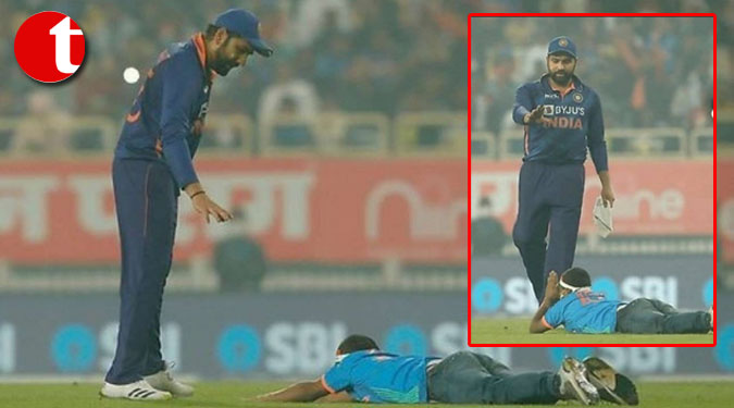 सुरक्षा घेरा तोड़ रोहित के पैरों पर गिर पड़ा उनका जबरा फैन, पुलिस कर रही जांच