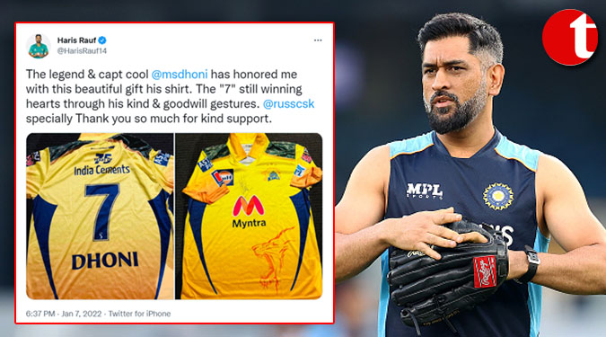 Dhoni gifts Pak pacer Rauf CSK jersey