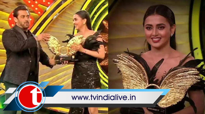 Bigg Boss 15: Tejasswi Prakash Lifts Trophy, Collects Cheque Of Rs 40 Lakh