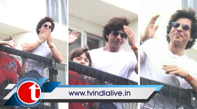 SRK-AbRam greet fans outside Mannat on Eid