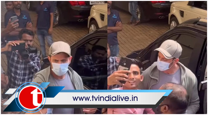 ‘Kya kar raha hai tu’, says Hrithik when fan forcefully takes selfie